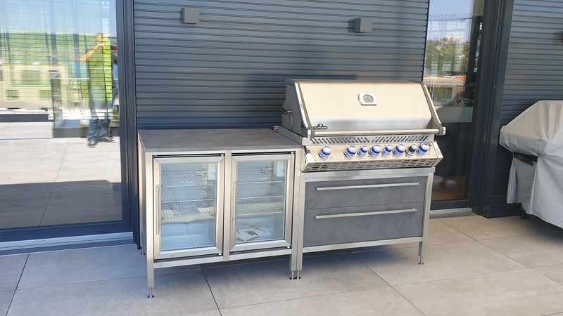 Burnout BBQ Outdoorküche mit Caso Doppel-Kühlschrank und Napoleon Erdgas-Grill