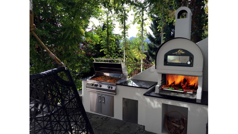 Outdoor-Küche mit FireMagic Gasgrill und Diva Pizzaofen