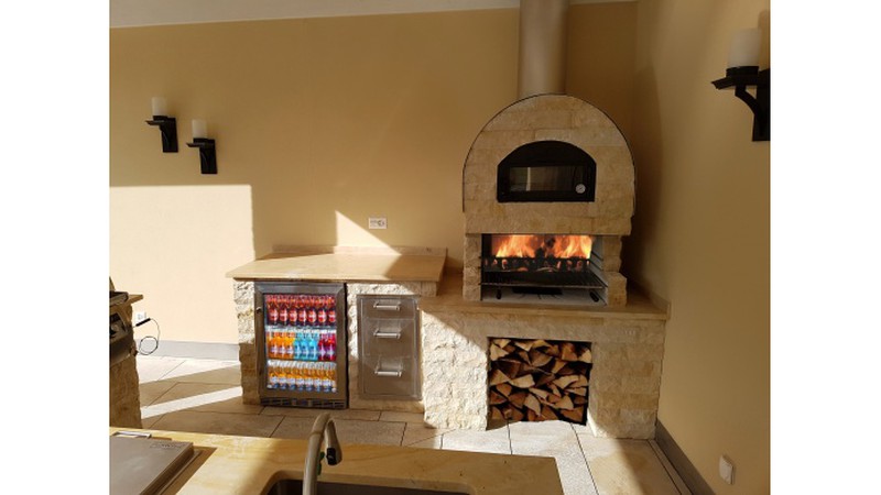 Outdoor-Küche mit Cheminée/Pizzaofen und Kühlschrank
