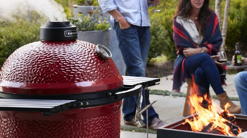 Ein Keramikgrill heizt sich schnell auf und ist platzsparend