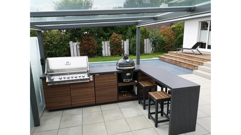 Outdoor-Küche Eckversion mit Bar, Monolith und Napoleon Gasgrill