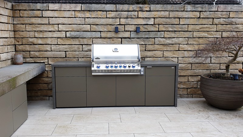 CUBIC Grillmodul mit Keramikarbeitsplatte und seitlichen Stollen