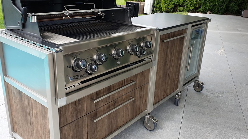 Burnout Kitchen mit Boil King Gasgrill und Kühlschrank