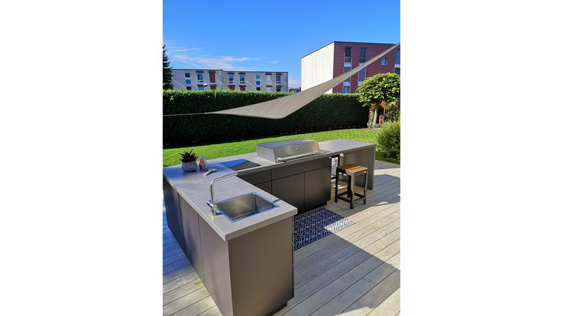 CUBIC Outdoor-Küche mit BeefEater-Gasgrill, Induktionskochfeld, Spüle und Kühlschrank