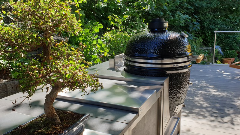 Burnout Kitchen mit Monolith Keramikgrill