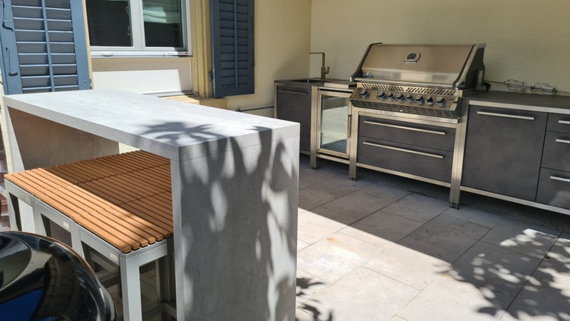 Burnout Outdoorküche mit Gasgrill