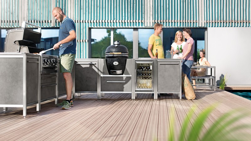 Burnout Kitchen mit BroilKing-Gasgrill, Monolith Keramikgrill, Kühlschrank und Spüle