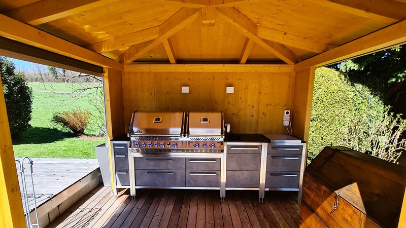 Burnout BBQ Kitchen mit Napoleon Gasgrill 825 in Pavillon