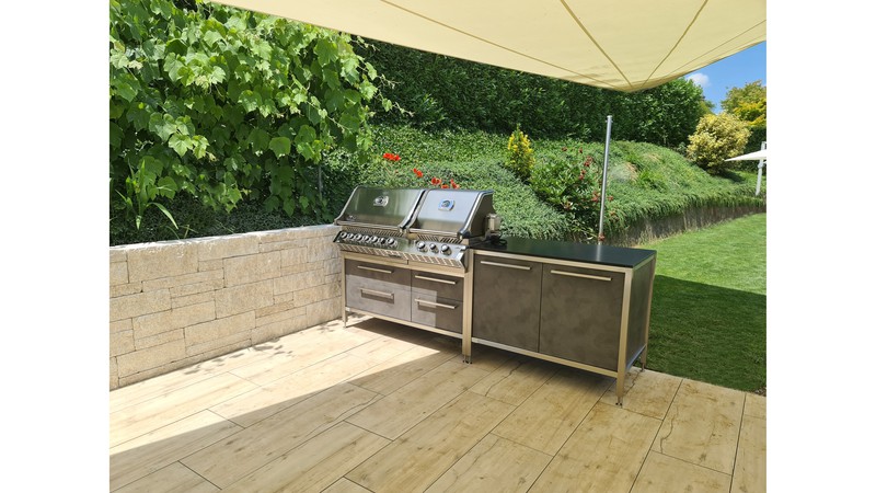 Burnout BBQ Kitchen mit Napoleon Gasgrill 825