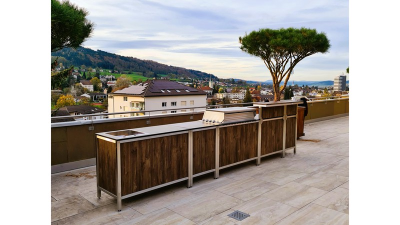 Burnout BBQ Kitchen Dark Oak auf Attika-Terrasse