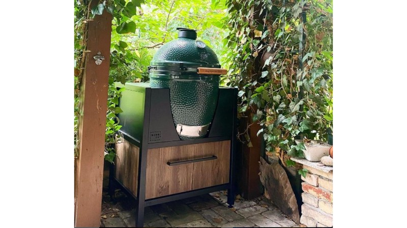 Burnout BBQ Kitchen passt auch perfekt in den romantischen Garten