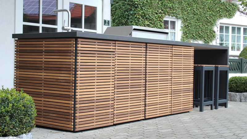 Aussenküche CUBIC mit Keramikabreitsplatte und Holzlamellen aus Lignum - T